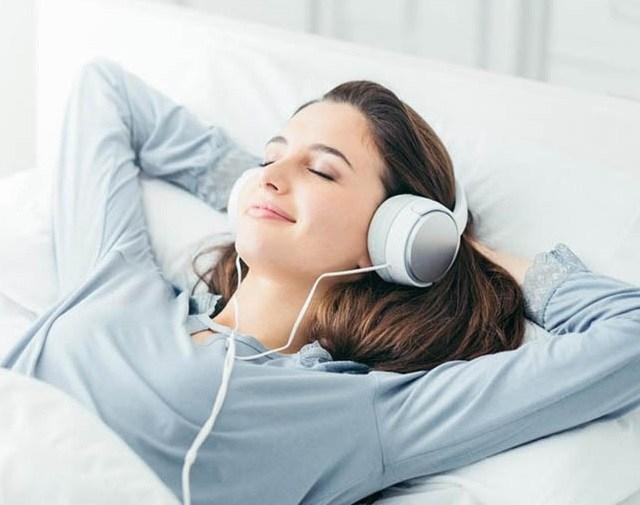 Nghe nhạc trước khi ngủ giúp phụ nữ dễ đi vào giấc ngủ hơn